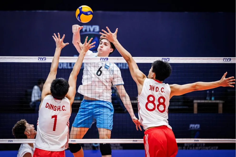 Los chicos del Sub19 estuvieron muy cerca de un nuevo triunfo. Este domingo ers la despedida del Mundial. Fotos: FIVB.