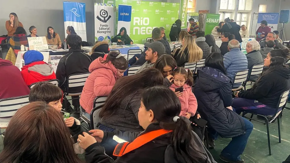 Vecinos y vecinas acudieron a este espacio que abre las puertas a distintos trámites provinciales. Foto gentileza