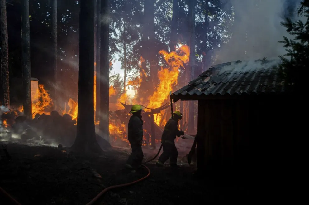 Cada día, bomberos voluntarios dejan sus vidas y familias para salir a una emergencia. Foto: Marcelo Martínez.