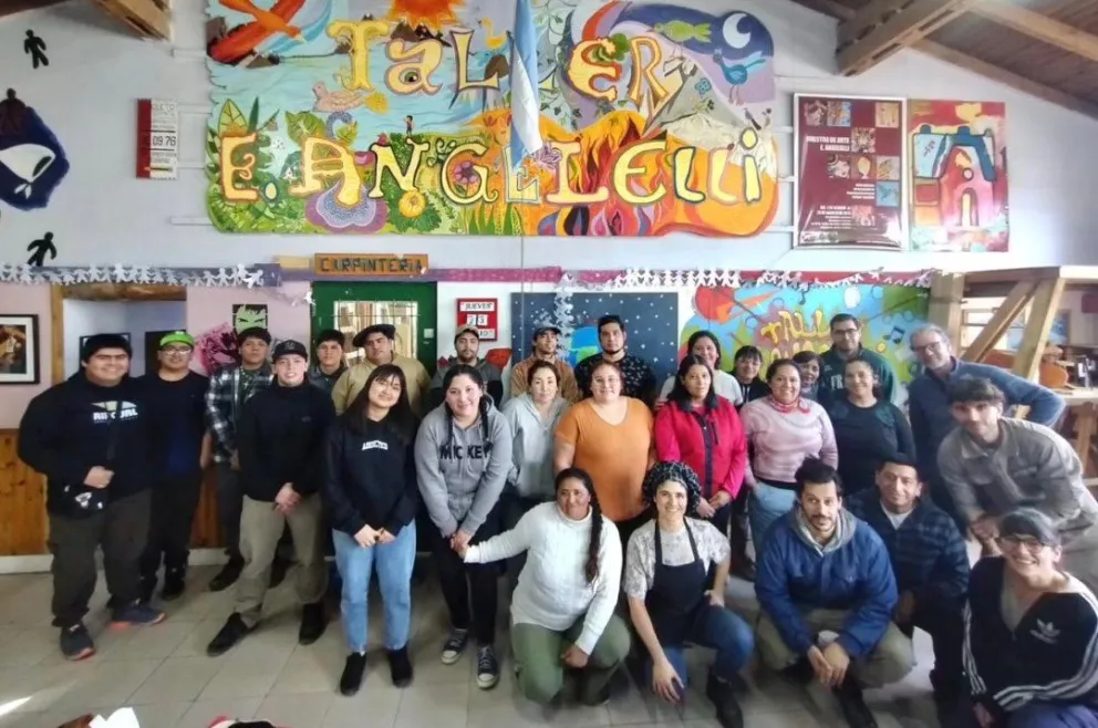 Luego del flamante egreso en el mes de junio, se reiniciaron los talleres con jovenes de Pilcaniyeu. Foto gentileza