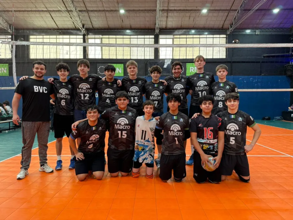 Juan Cruz (10), arriba junto a su hermano José (8), en el mismo equipo, con la de BVC. Fotos: gentileza.