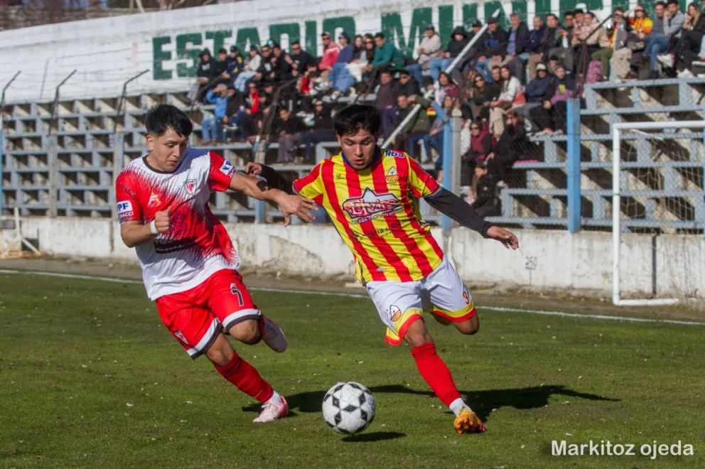 El "Cruzado" no jugó bien, pero sumó tres puntos muy importantes. Fotos: Markitoz Ojeda - facebook Cruz del Sur.