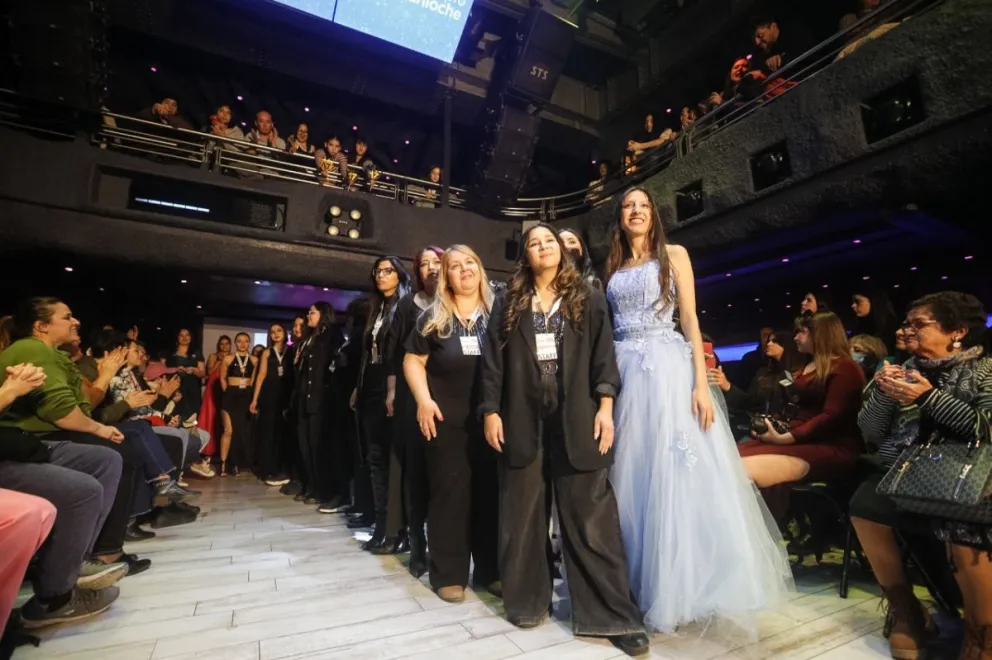 Las 18 candidatas se lucieron en un gran desfile solidario. Foto: Municipalidad de Bariloche.