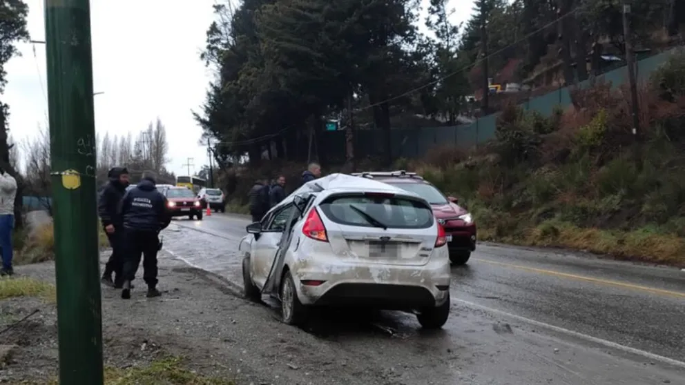 El operativo, bajo la intensa lluvia,  requirió la asistencia de varios agentes. Foto gentileza