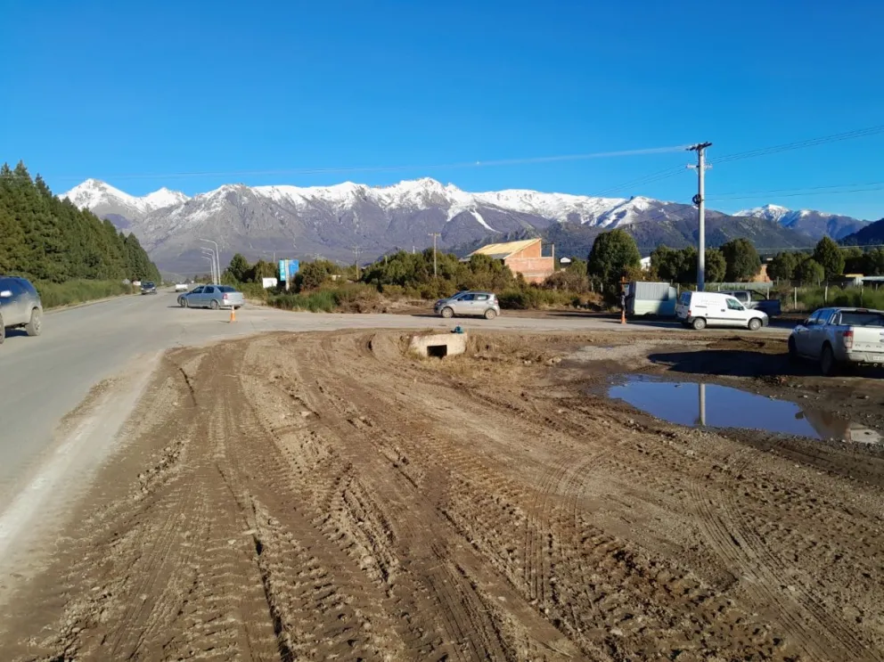 A través de las cámaras de seguridad, vecinos lograron identificar un vehículo que acecha las casas. 