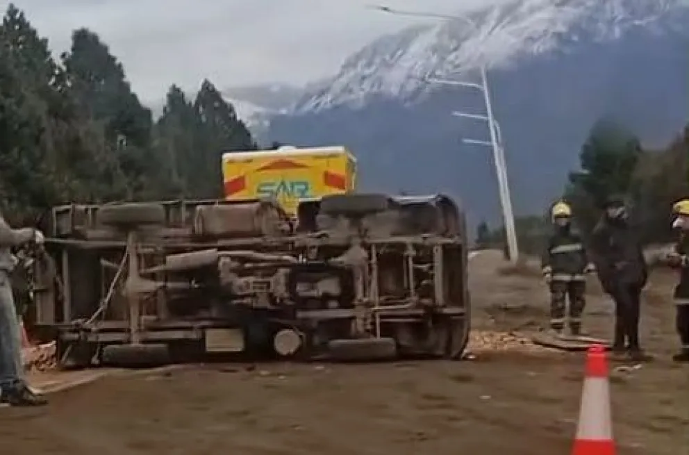 Afortunadamente los ocupantes del vehículo lograron salir por sus propios medios. 