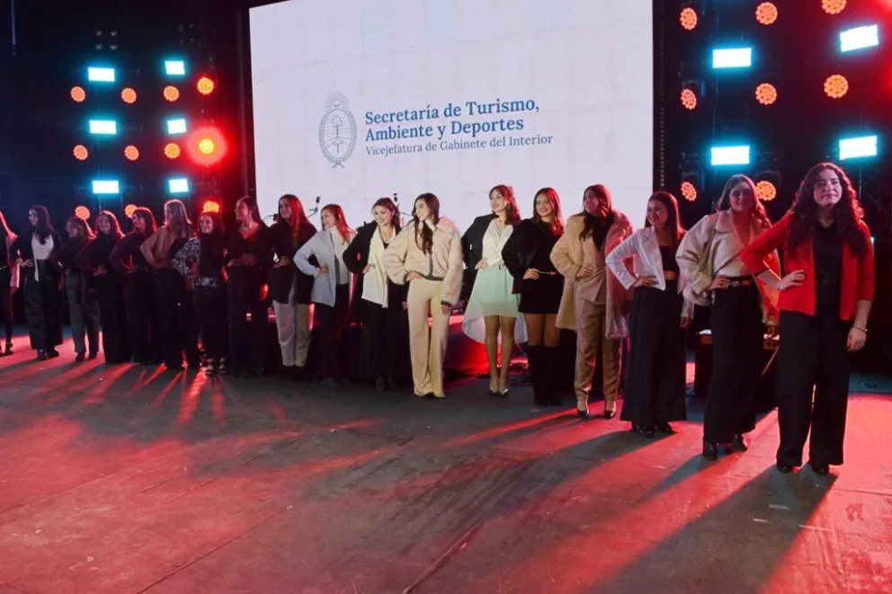 Las candidatas desfilaron por primera vez en el escenario mayor. Foto gentileza