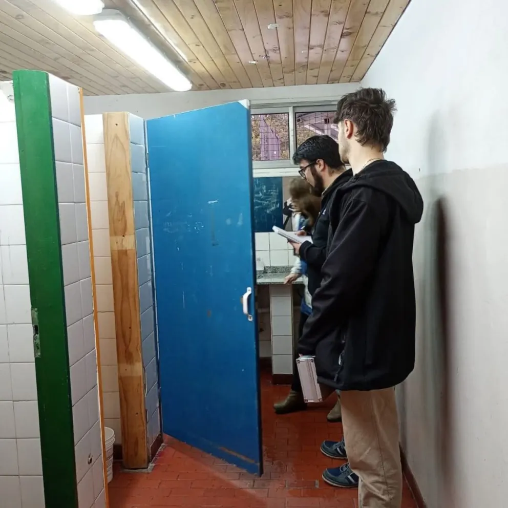 En la inspección constataron los daños que presenta el edificio. Foto gentileza