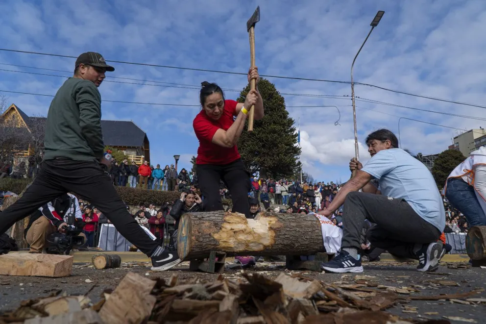 Nancy Bayer fue la ganadora de la categoría femenina del Concurso de Hacheros 2025. Fotos: Marcelo Martínez.