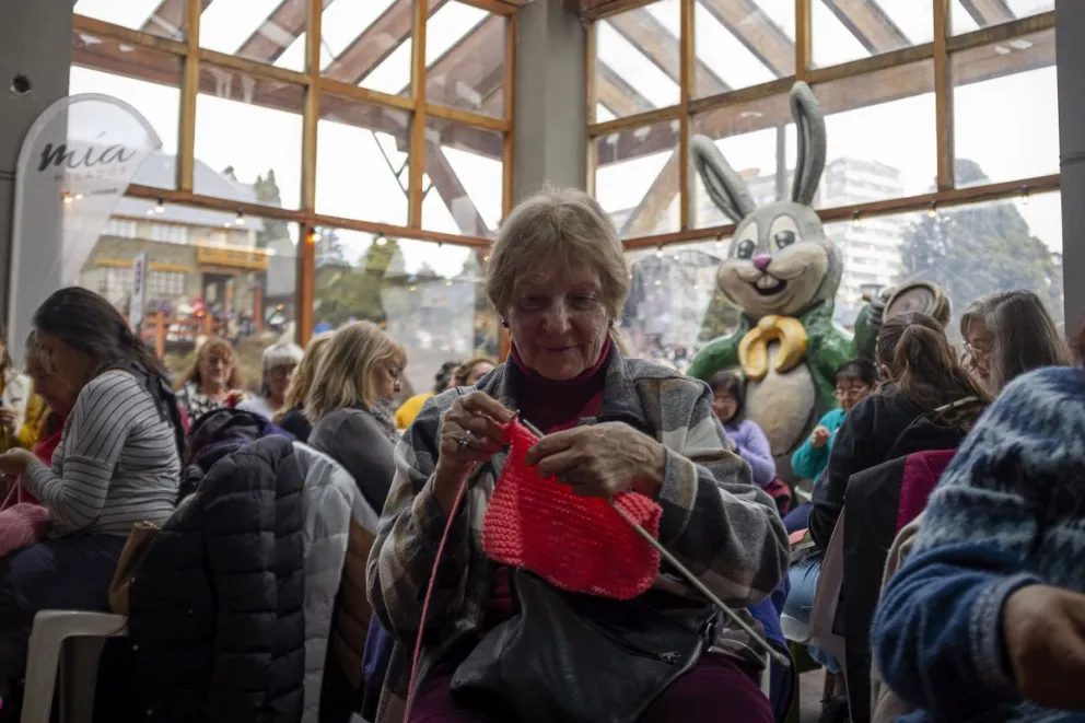 El evento reunió a tejedoras de distintas generaciones y localidades de la región. Fotos: Marcelo Martínez.