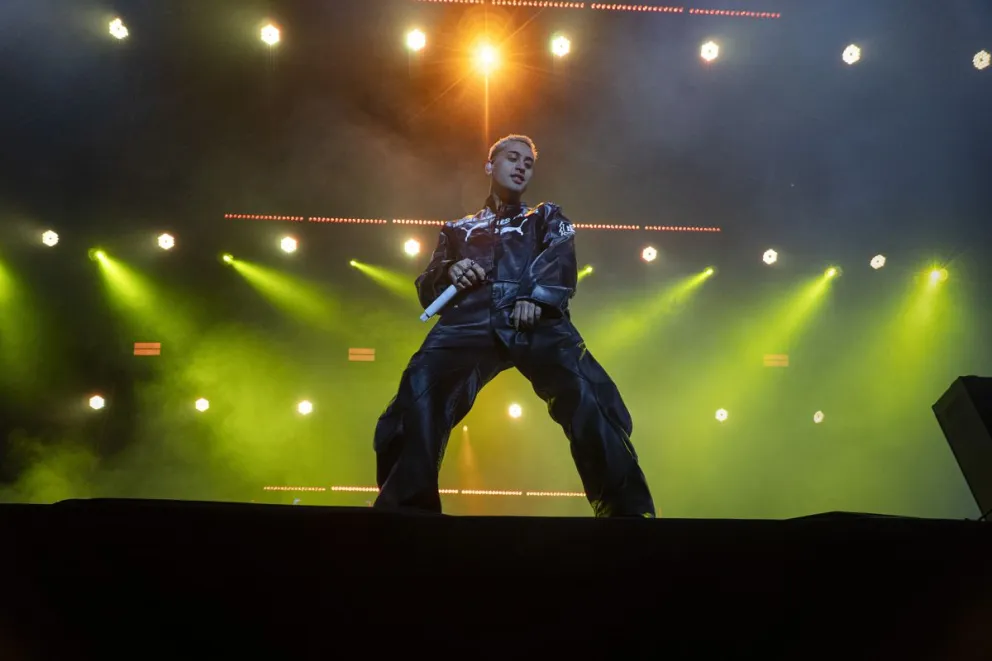 Miles de turistas y residentes bailaron y cantaron el repertorio de Tiago PZK. Fotos: Marcelo Martínez.