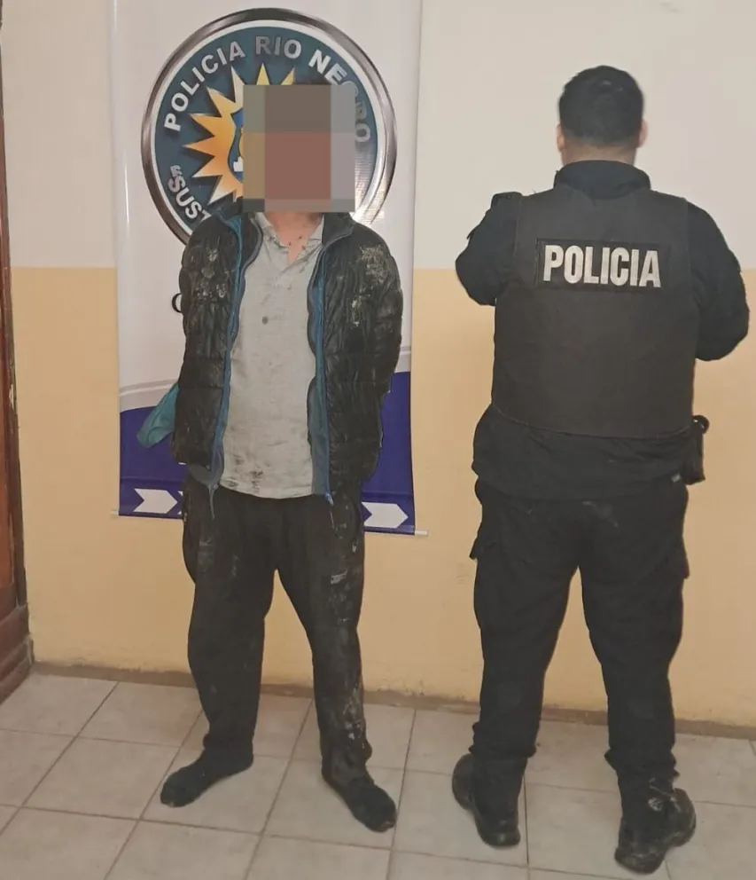 El detenido le ocasionó una fisura en el dedo a una oficial de policía. Foto: Prensa Policía de Río Negro.