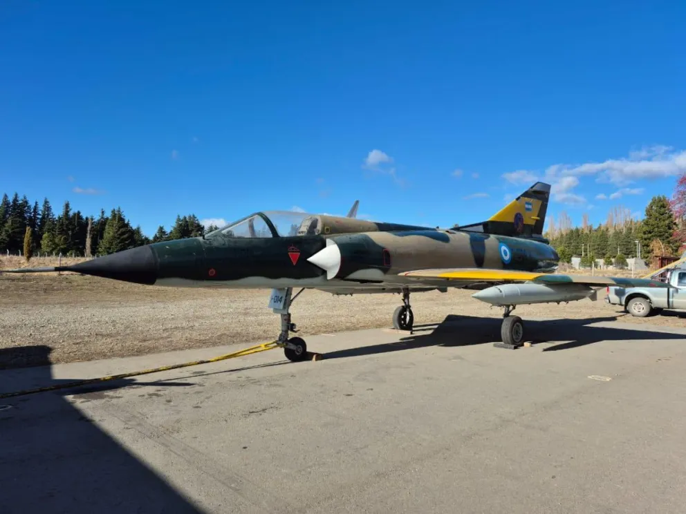 El avión debe ser trasladado hasta el Puerto San Carlos y luego al Memorial Malvinas. Foto gentileza