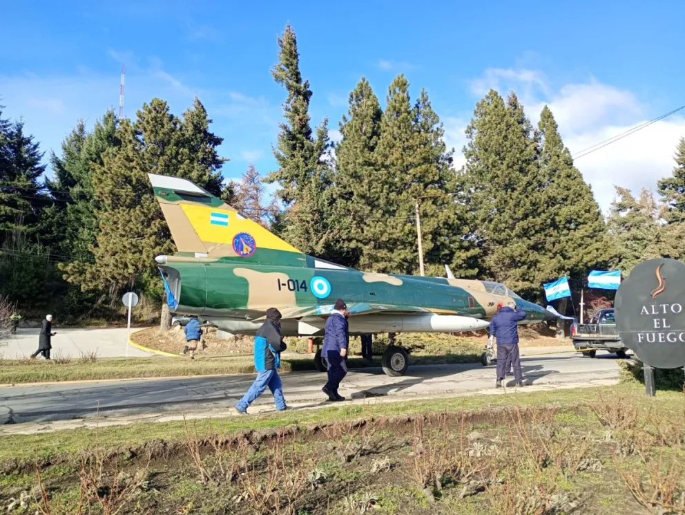 El avión fue trasladado ante la mirada y emoción de vecinas y vecinos. Fotos: ANB. 