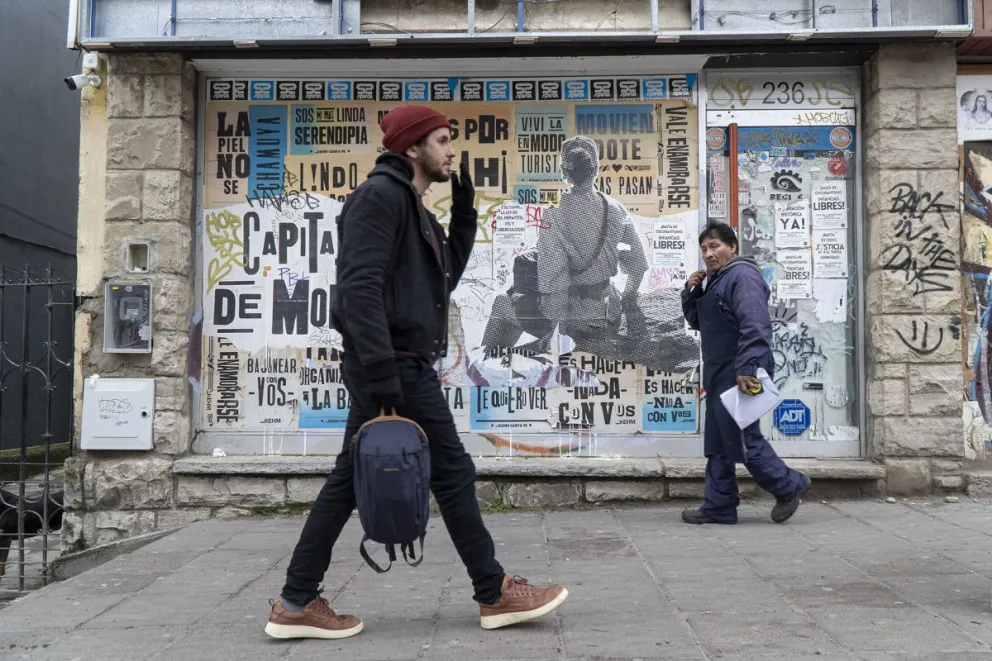 Habría siete empresas con sucursales en todo el país intentando radicarse en Bariloche, sin posibilidad de encontrar local céntrico. Fotos: Marcelo Martínez.