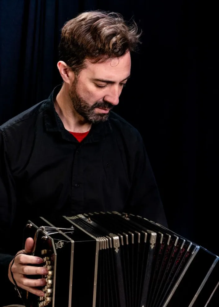 El Maestro Nicolás Malbos, reconocido bandoneonista y arreglador, quien se presentará junto a la Orquesta Típica Patagonia Tango. Fotos: Gentileza.