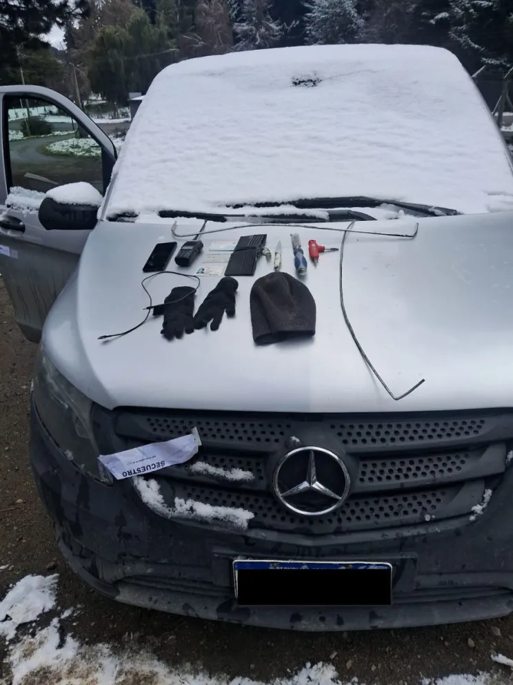 Los elementos encontrados en el auto que utilizaban los detenidos. Foto gentileza. 