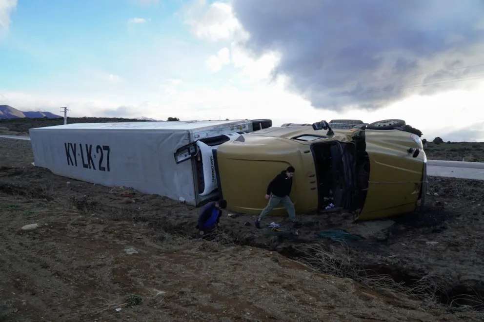 Las tareas de remoción no se podrán realizar hasta que calme el viento. Foto: Marcelo Martínez