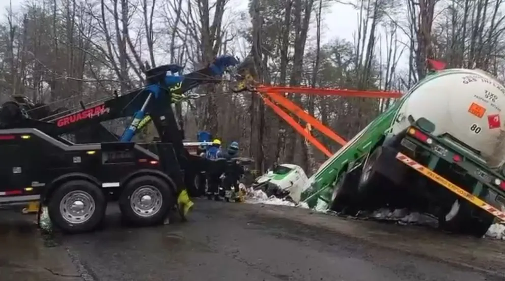 La calzada está mojada y con baja adherencia complica las tareas del operativo.