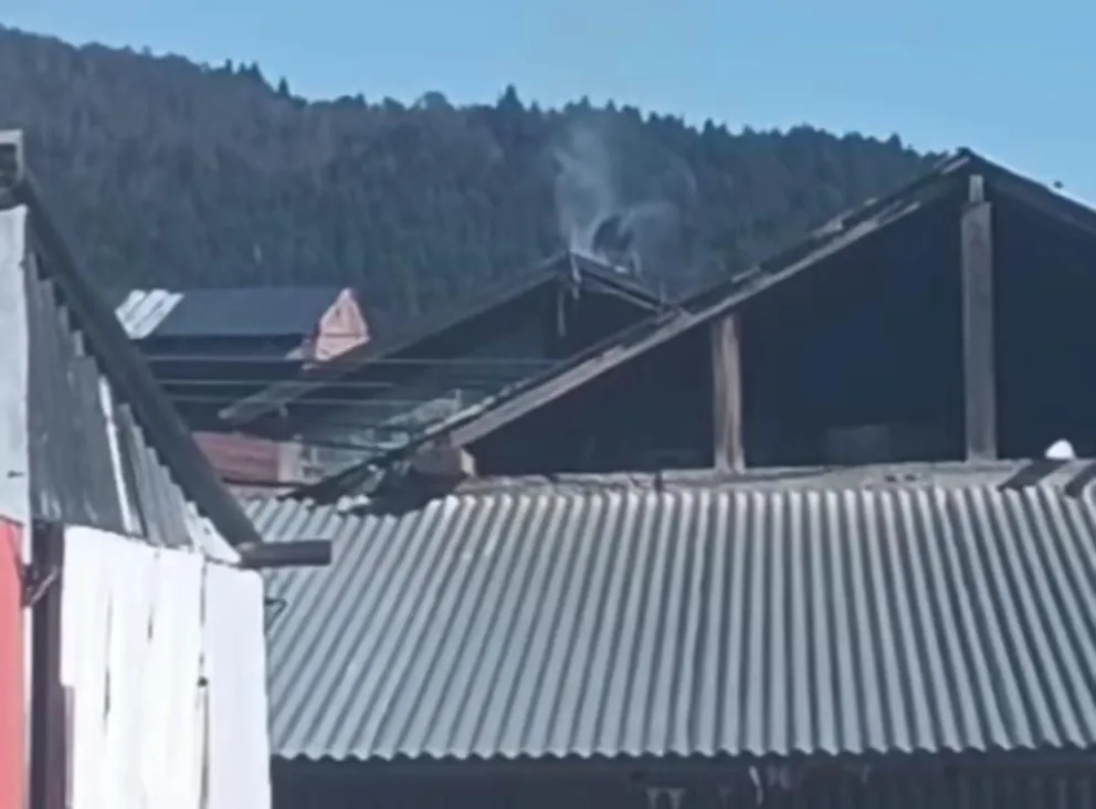 El joven cayó desde el techo cuando comenzó el foco. Foto captura video gentileza.
