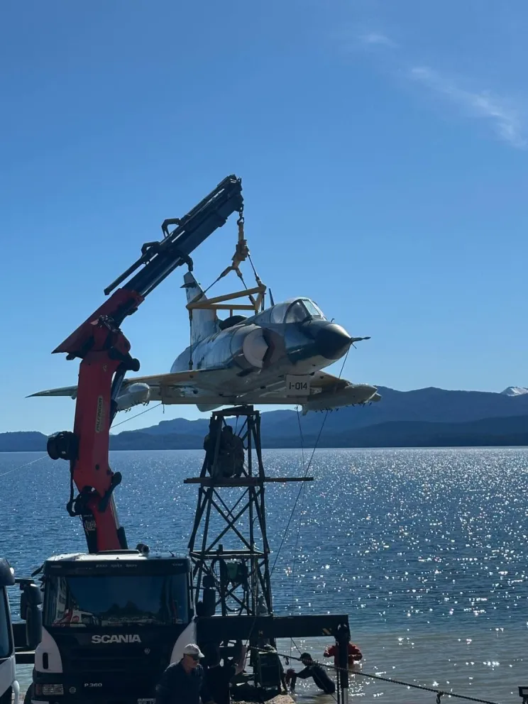 La aeronave quedó emplazada sobre una torre que le da la apariencia de estar en pleno vuelo sobre el lago. Foto gentileza