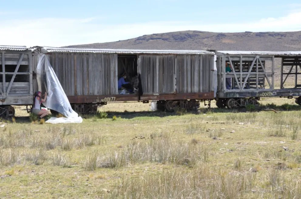 El vagón de tren abandonado se encuentra a unos 20 kilómetros de Jacobacci. Foto: UNRN.
