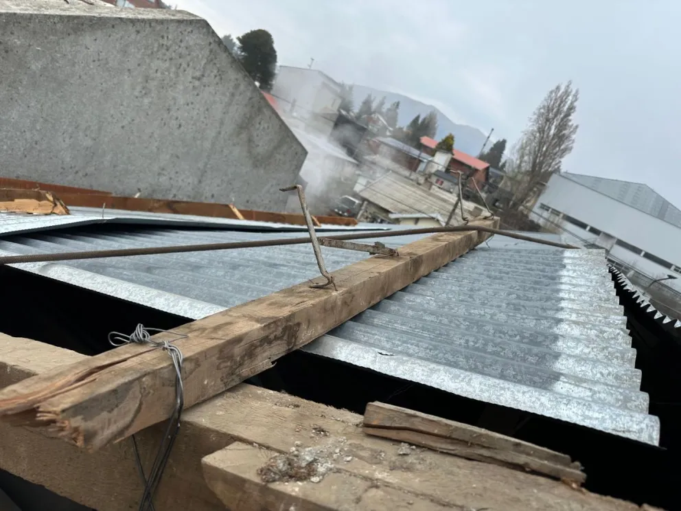Las chapas del techo quedaron sujetas con sogas y alambres. Fotos gentileza. 