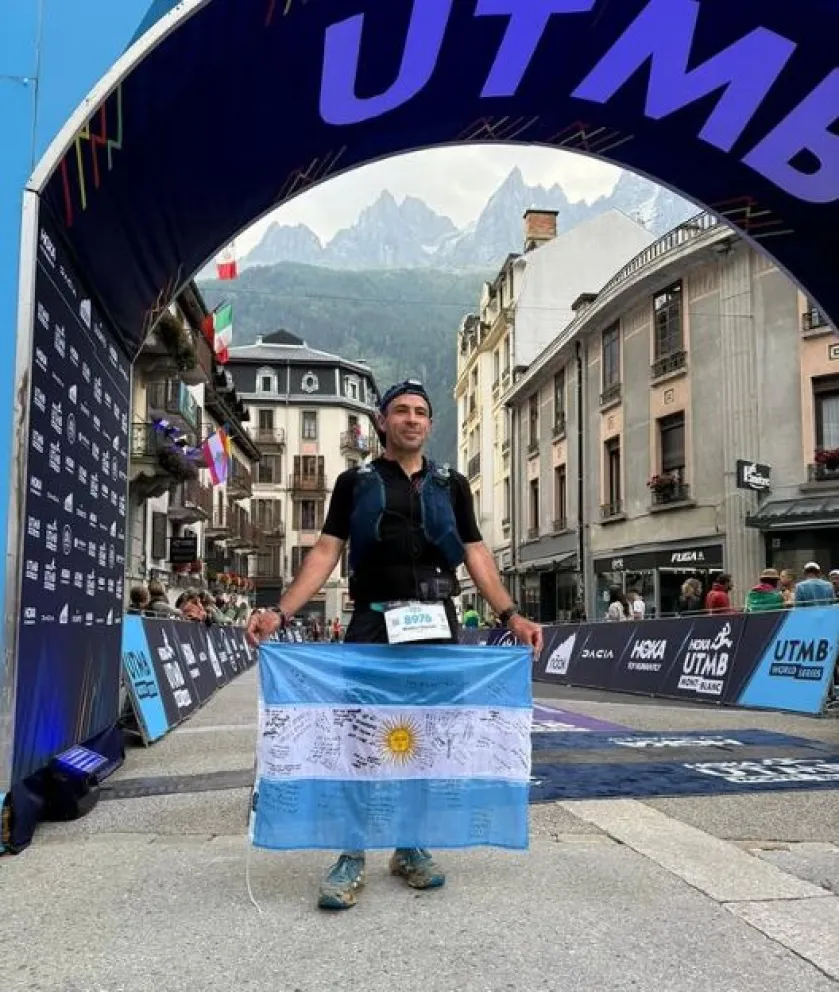 Walter, en Chamonix, en la meta y con la bandera argentina. Foto: gentileza.