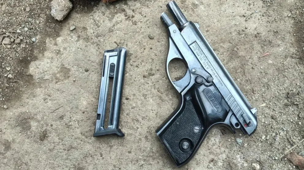 Una de las armas se encontró en la sala de estar de la vivienda y la otra en un quincho. Foto: gobierno de Río Negro.