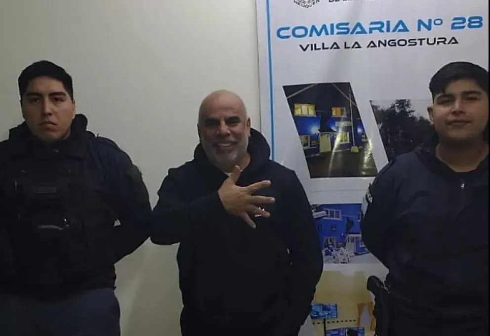 El principal sospechoso del robo fue identificado mediante las cámaras de seguridad de un comercio. 