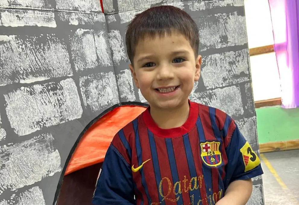 Aarón va al jardin Mundo Nuevo, es fanático de los autitos y camiones. Foto gentileza. 