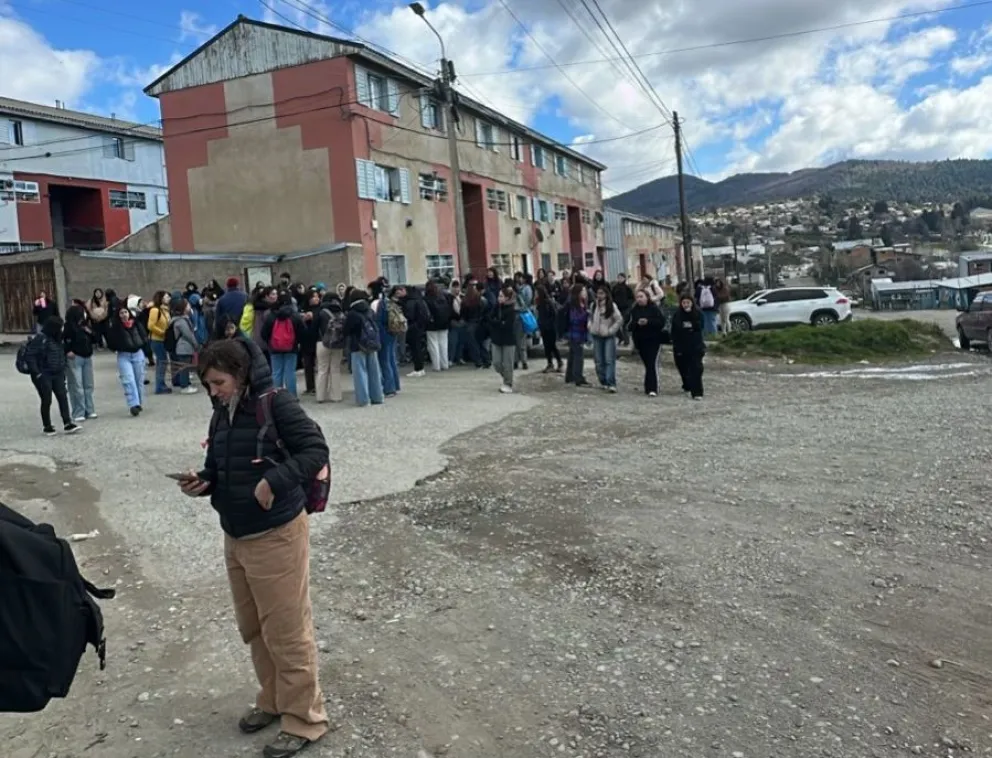 Alumnos y personal del establecimiento fueron evacuados. Foto gentileza