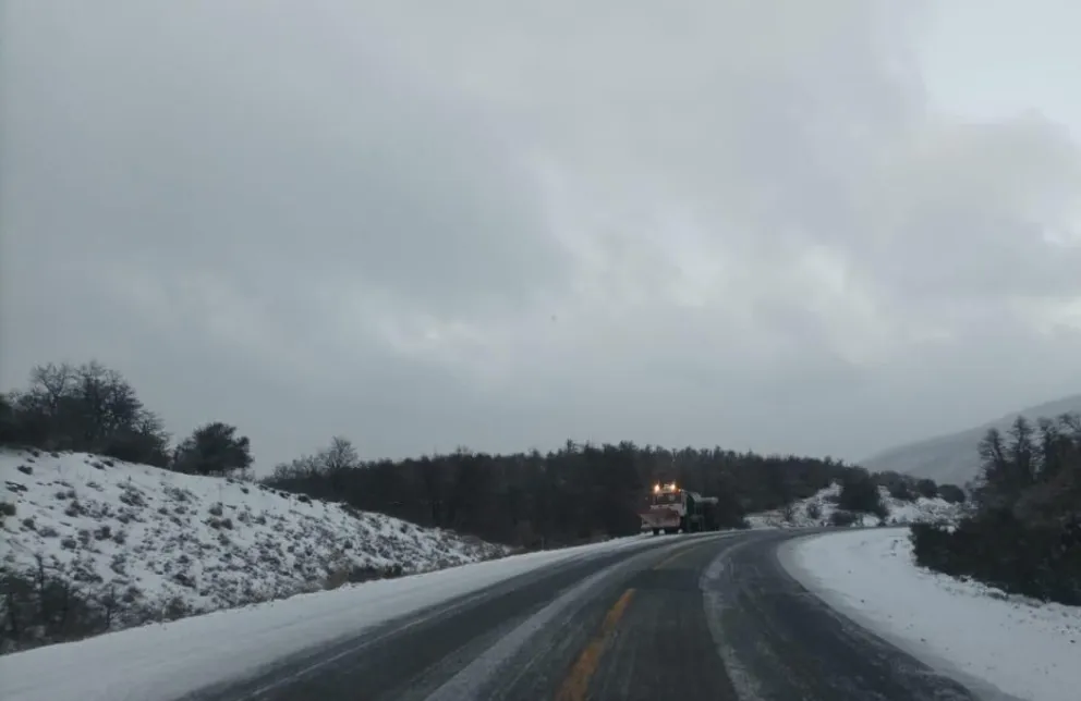 Durante la noche y madrugada, cayó una nevisca en las zonas altas de las rutas. Foto: Vialidad Nacional.