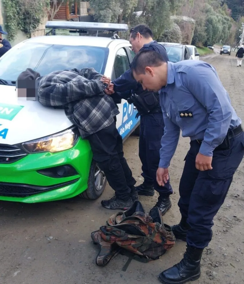 El hombre de 31 años fue trasladado a una dependencia policial. Foto: Policía de Río Negro.