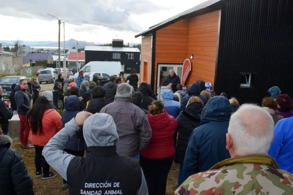 El intendente anunció que, antes del final de su gestión, cada junta vecinal recibirá el título de propiedad definitivo de sus instalaciones. Foto: Bariloche Informa.
