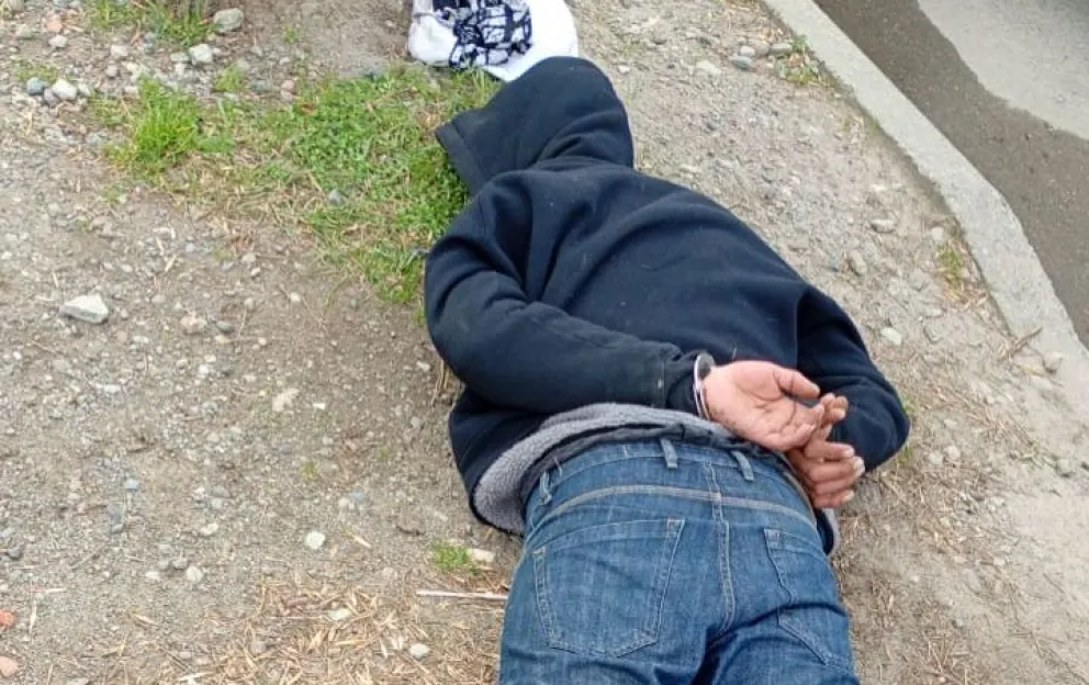 El sujeto fue observado por personal policial cuando sustraía la mochila de la camioneta. Foto gentileza