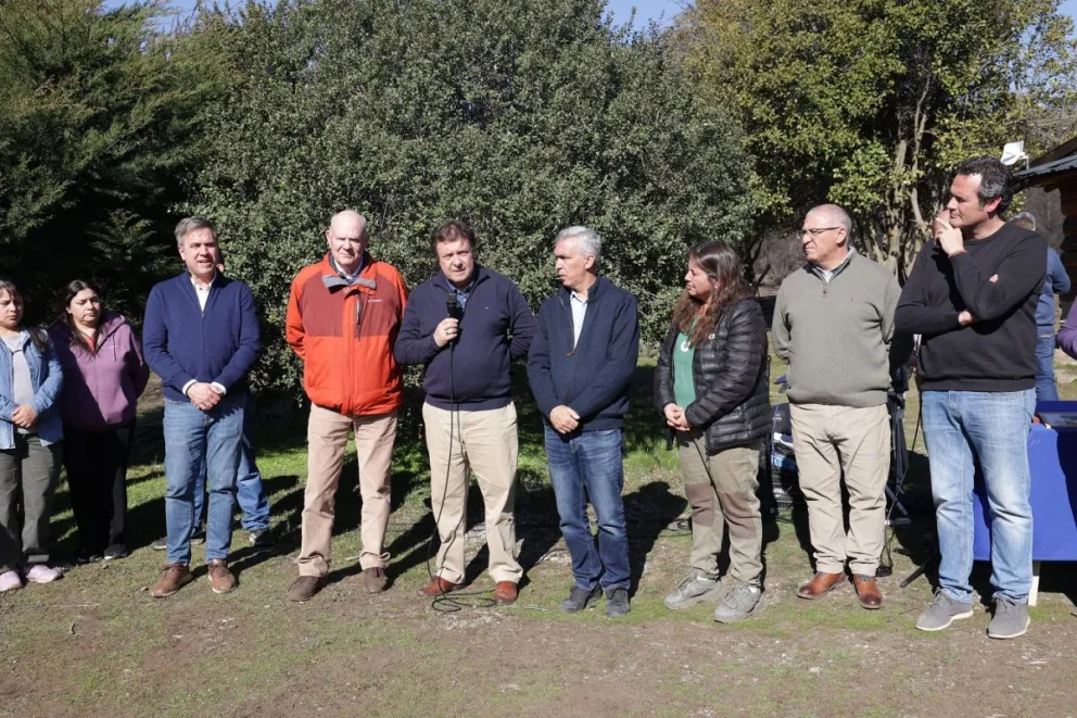 El Gobernador Alberto Weretilneck participó del homenaje a Reyes. 