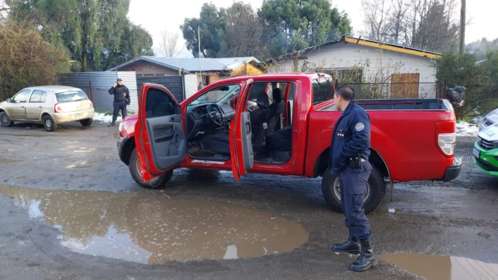 La Policía logró interceptar a la camioneta con uno de sus ocupantes luego de una larga persecución. Foto: Policía de Río Negro.