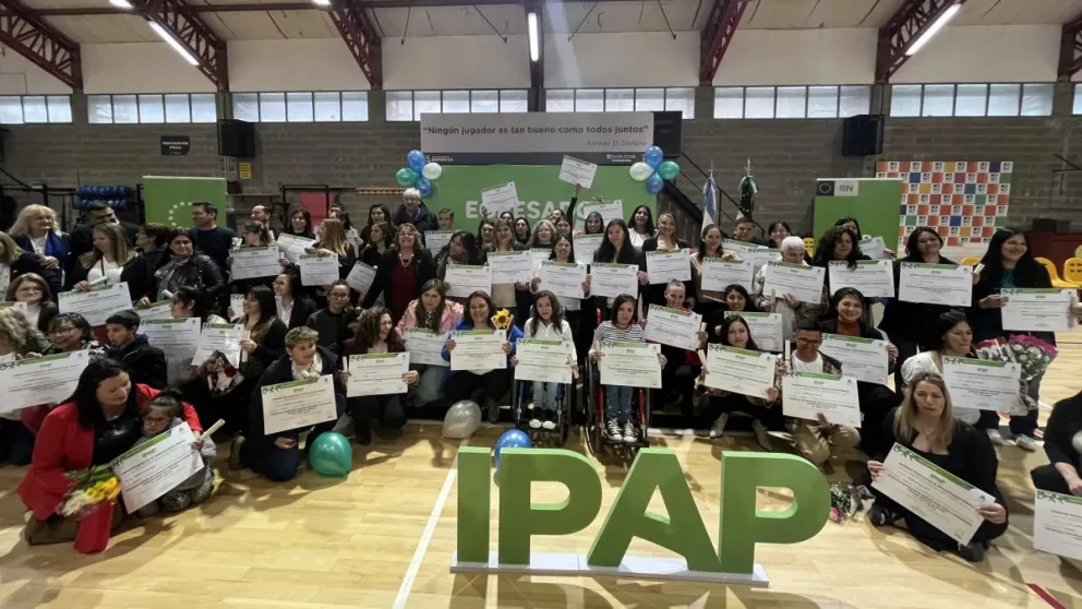 Los y las egresadas celebraron en compañía de sus familias. Foto gentileza