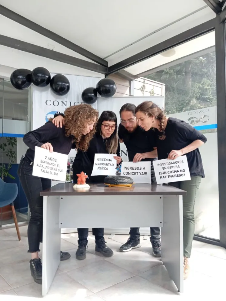 La campaña de visibilización se realizó al cumplirse los dos años de espera. En la foto (gentileza) los investigadores barilochenses. 