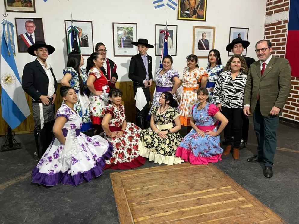 Preparan una recepción especial para conmemorar el 214° aniversario de la Independencia de Chile. 