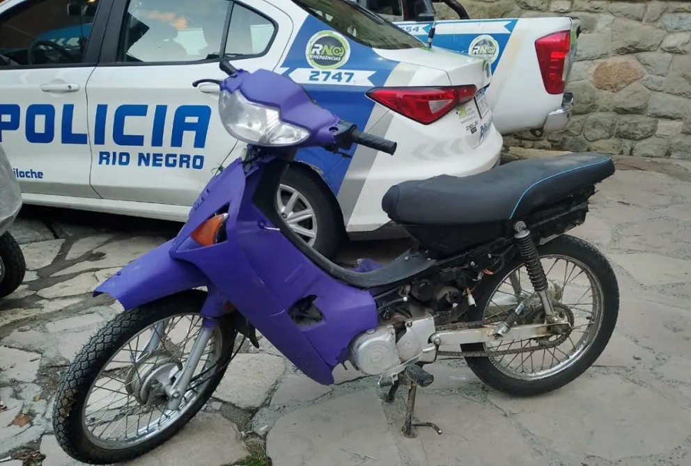 La investigación de la Policía derivó en un allanamiento en el que se pudo recuperar la motocicleta. Foto: Prensa Policía de Río Negro.