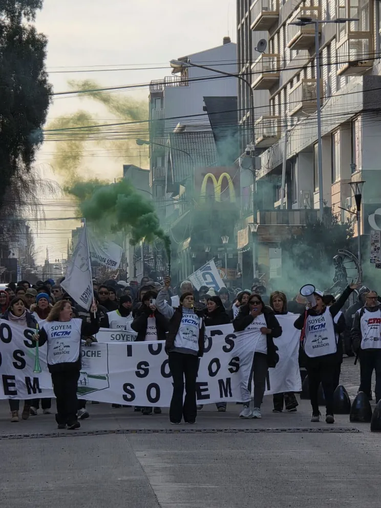 Alrededor de 800 trabajadores municipales movilizaron al Centro Cívico. Foto: Prensa SOYEM.