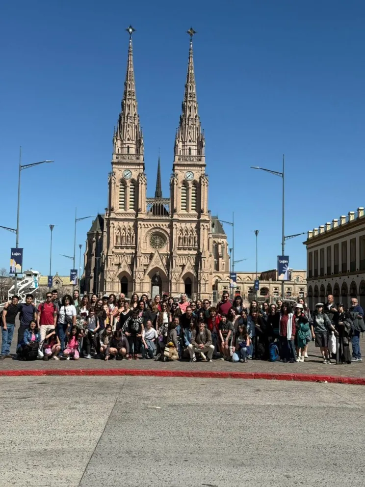 El grupo completo en las puertas de la emblemática Basílica de Lujan. Foto gentileza