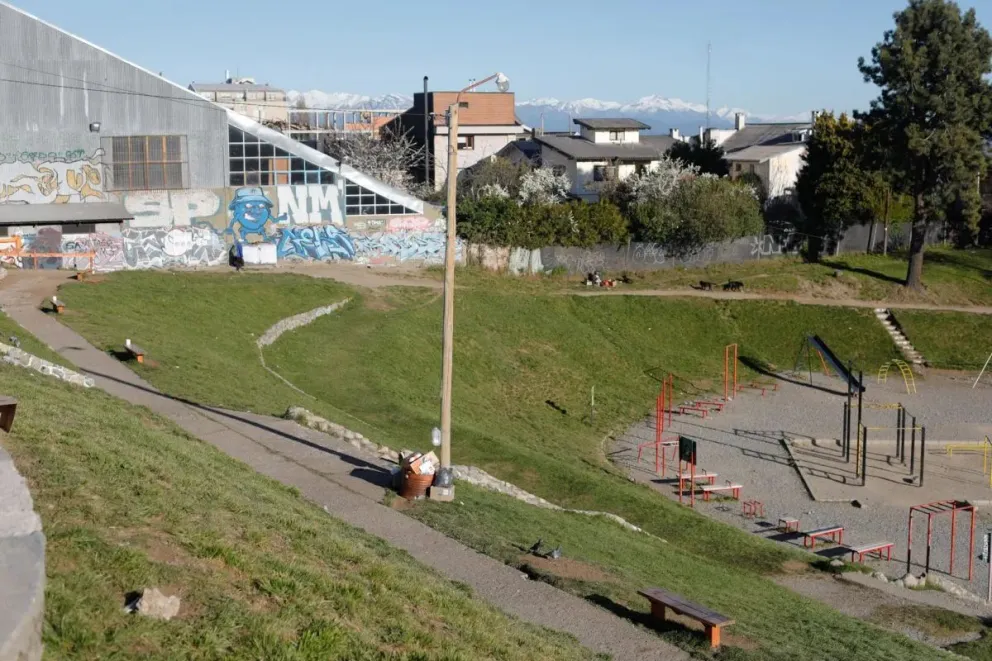 El hecho ocurrió días atrás, cuando un sujeto y cuatro cómplices amenazaron con un arma de fuego a una persona para robarle el celular.