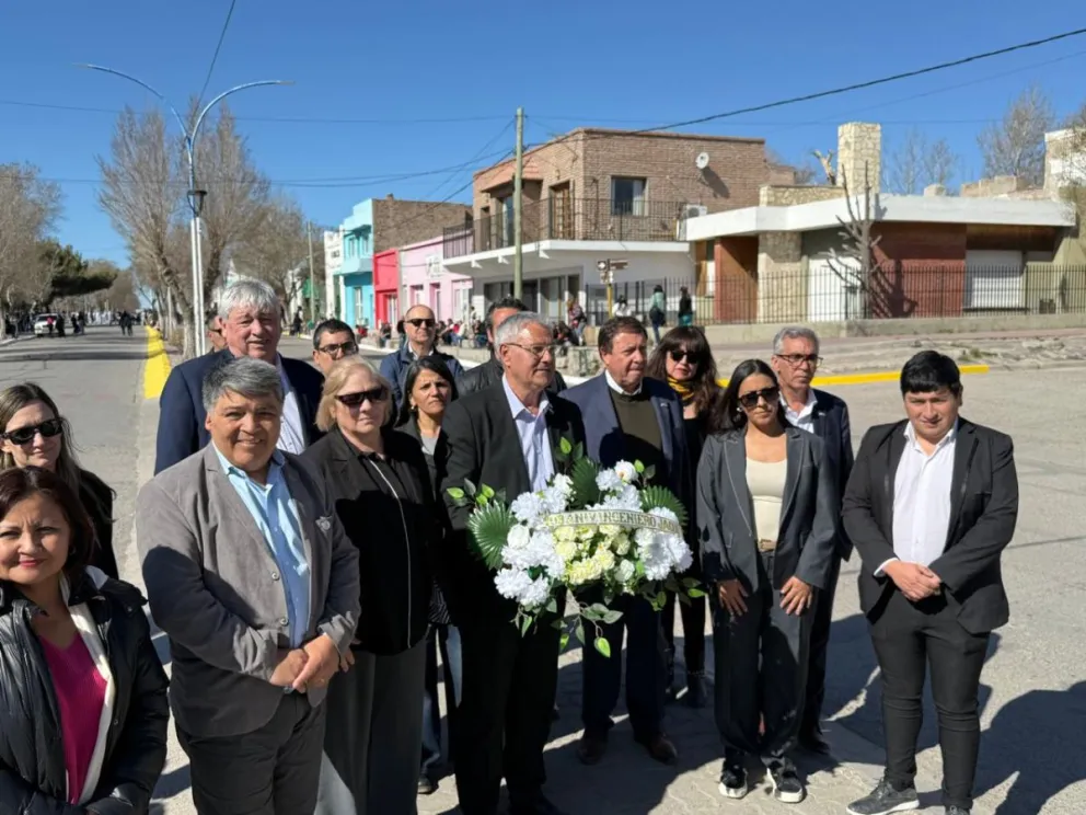 El intendente entregó una placa en conmemoración del aniversario de la localidad. Foto: Municipalidad de Bariloche.