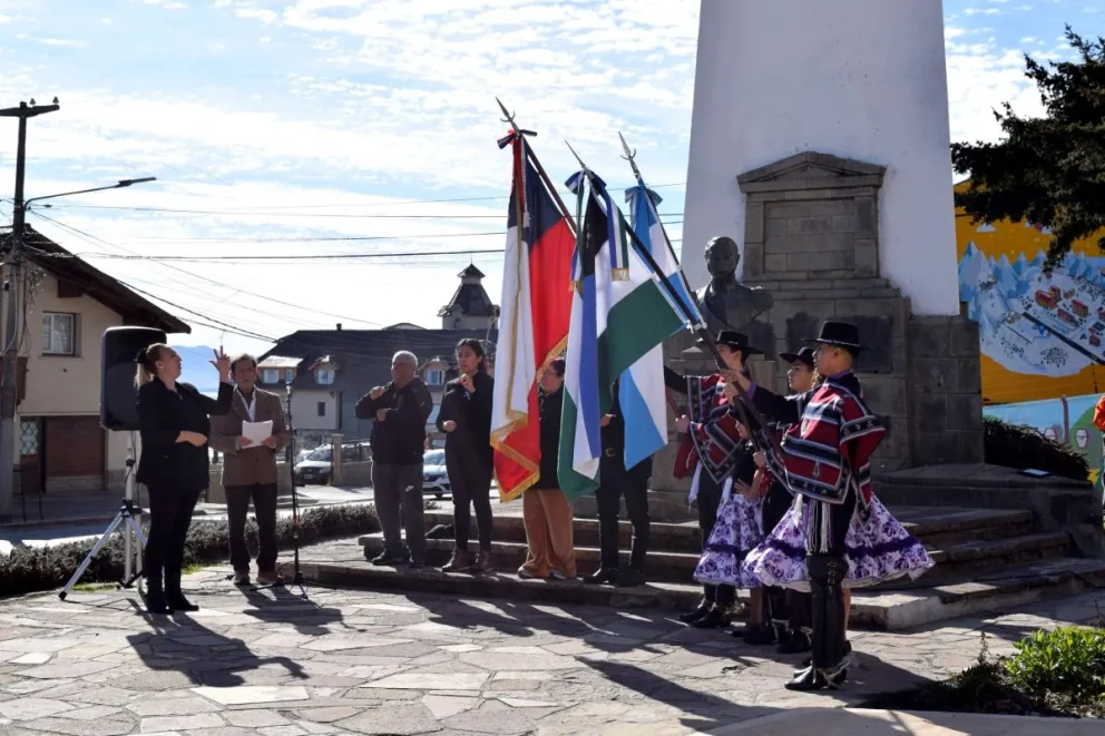 El acto se realizó en el Monolito, frente al busto del libertador General José de San Martín. Fotos: Municipalidad de Bariloche. 