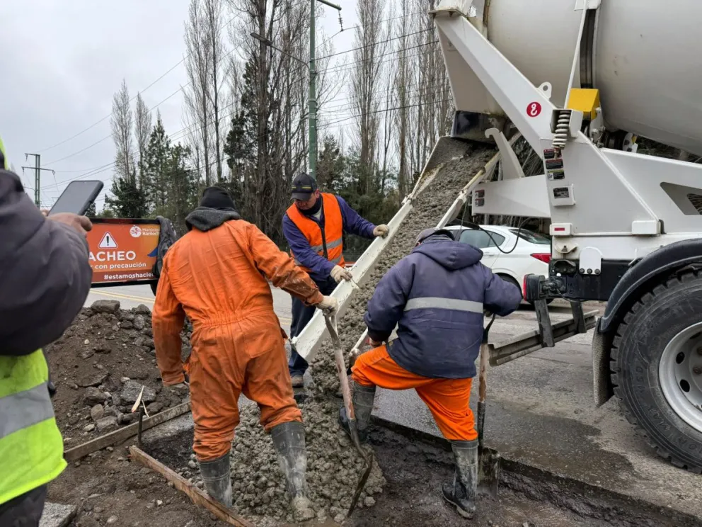 Se realizaron tareas de bacheo en el puente del barrio 150 Viviendas. Foto: Bariloche informa.