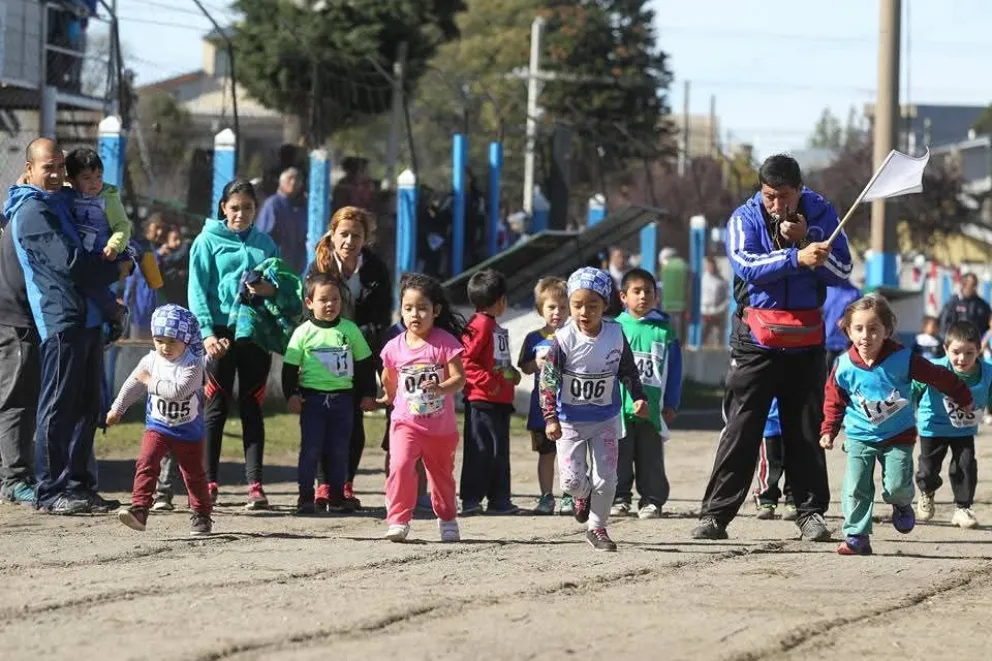 Una tradición que se renueva. De esta manera el atletismo recorre los barrios. Foto gentileza