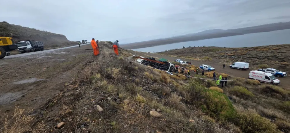Las tareas de remoción del camión se extendieron durante toda la jornada. Foto gentileza